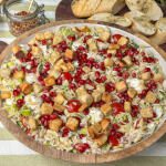 orzo salade met makreel recept - zomerse pastasalade met prei, tomaat, granaatappel geserveerd met knoflookstokbrood