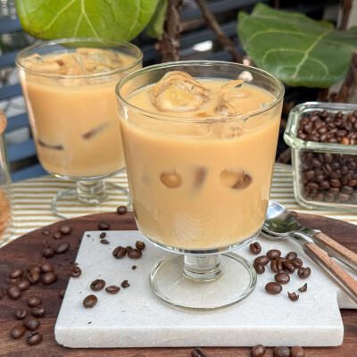 5 ijskoffie recepten voor elke dag latte shakerato ijskoffie recept geserveerd met ijs