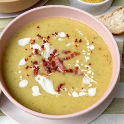 Mosterdsoep met prei en spek mosterdsoep met spekjes - romige soep met grove mosterd, aardappel en prei geserveerd in roze kom