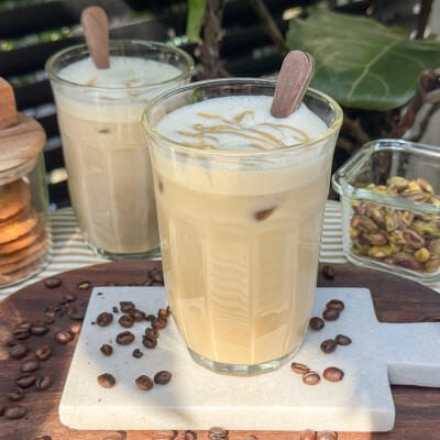 5 ijskoffie recepten voor elke dag pistache ijskoffie recept met espresso, melk en ijs in een groot glas – zomerse koffiedrank om zelf te maken