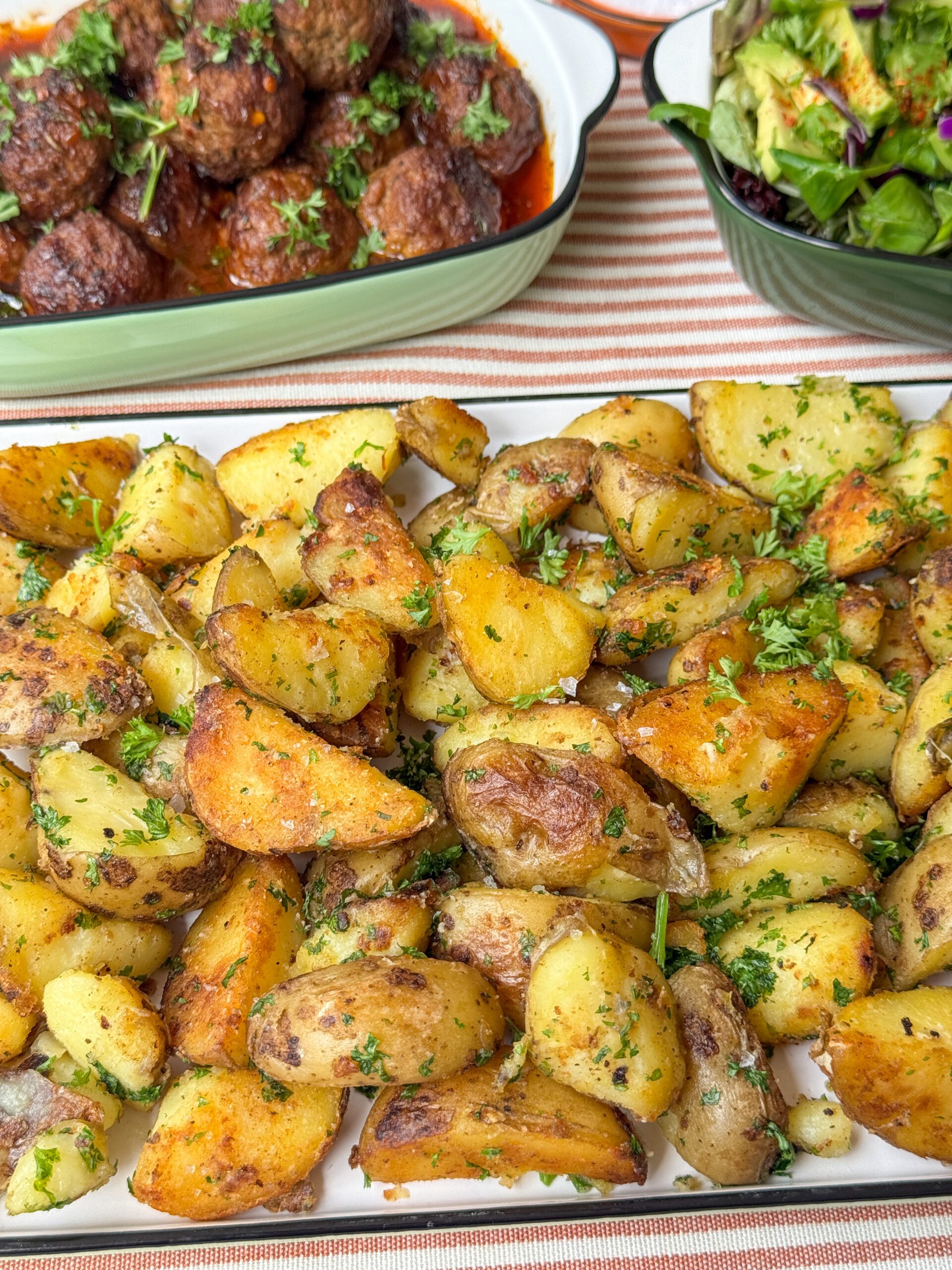 Krokant gebakken aardappelen uit de pan met verse peterselie, knoflook en grof zeezout.