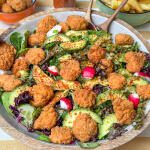 salade met kipnuggets, zomerse salade met frisse dressing en knapperige groenten