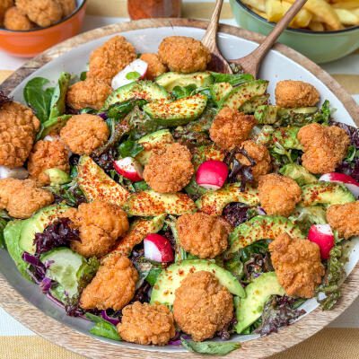 Salade met kipnuggets: krokant en zomers salade met kipnuggets, zomerse salade met frisse dressing en knapperige groenten