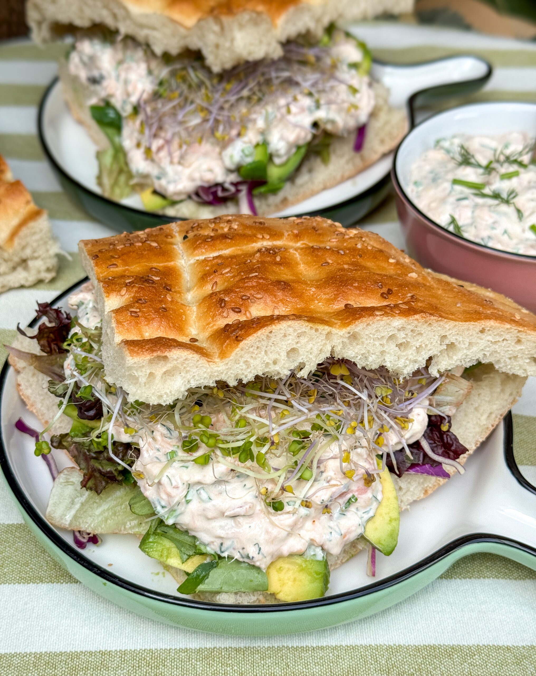 Turks brood met zalm, avocado en romige zalmsalade, zomerse lunch of lichte avondmaaltijd