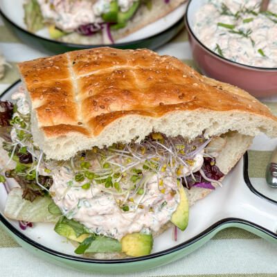 Turks brood met zalm Turks brood met zalm, avocado en romige zalmsalade, perfect als lunch of zomerse avondmaaltijd