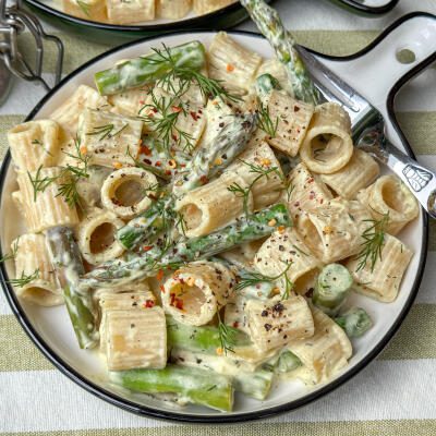 Pasta met groene asperges, citroen en dille - makkelijk en fris recept pasta met groene asperges, citroen en dille op rond bord