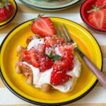 wafels met aardbeien gemarineerd met limoensap en munt toetje op geel bord geserveerd met crème fraîche