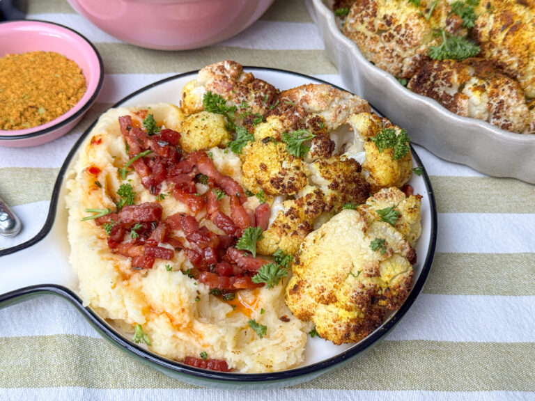 geroosterde bloemkool uit de oven recept met aardappelpuree en spekjes geserveerd op rond bord met peterselie