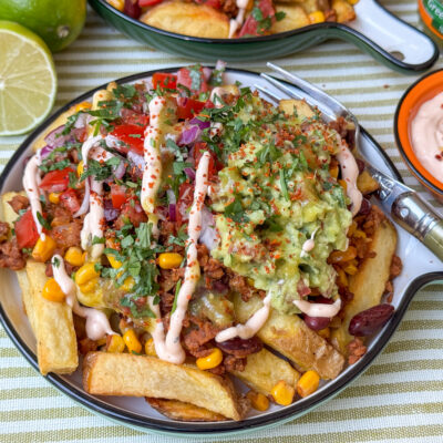 Mexicaanse loaded fries recept met toppings zoals guacamole en pico de gallo