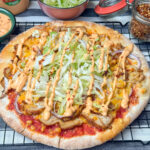 pizza kip kebab met bang bang saus recept met gesmolten kaas en ijsbergsla