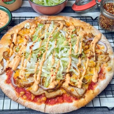 Pizza met kip kebab en bang bang saus pizza kip kebab met bang bang saus recept met gesmolten kaas en ijsbergsla