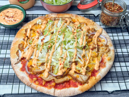 Pizza met kip kebab en bang bang saus