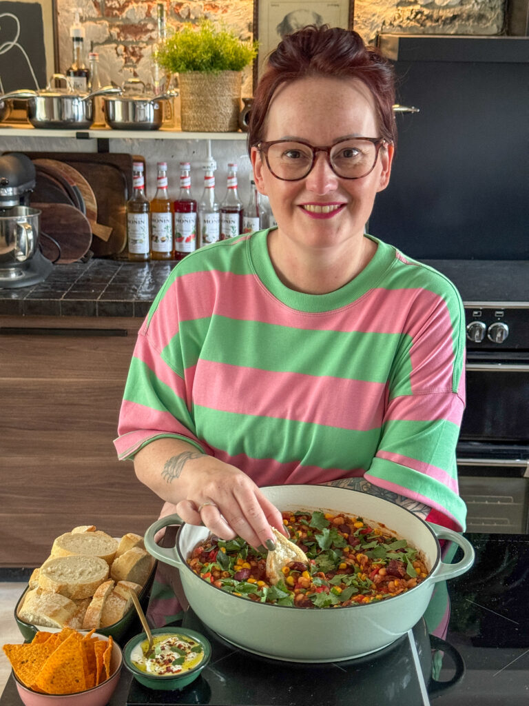 persoonlijke foto vegetarische chili con carne, stukje stokbrood gedipt in pan chili sin carne 